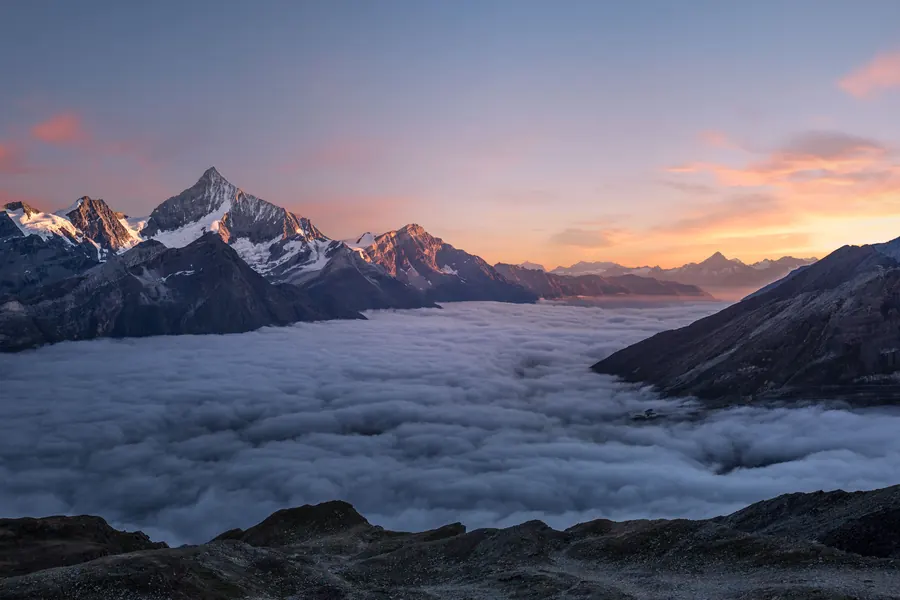 Berggipfel über dem Nebelmeer