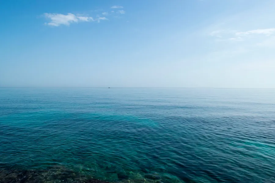 Weiter Blick über das ruhige, klare Meer