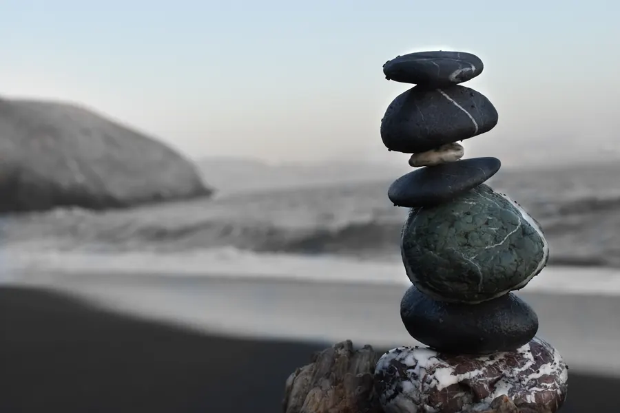 Steinturm im Gleichgewicht am Strand